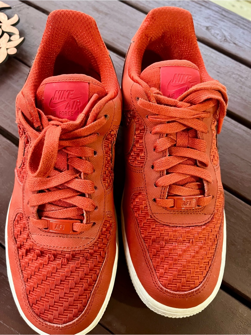 NIKE Women’s AIR FORCE 1 '07 PINNACLE DRAGON RED/ WHITE Size 7.5